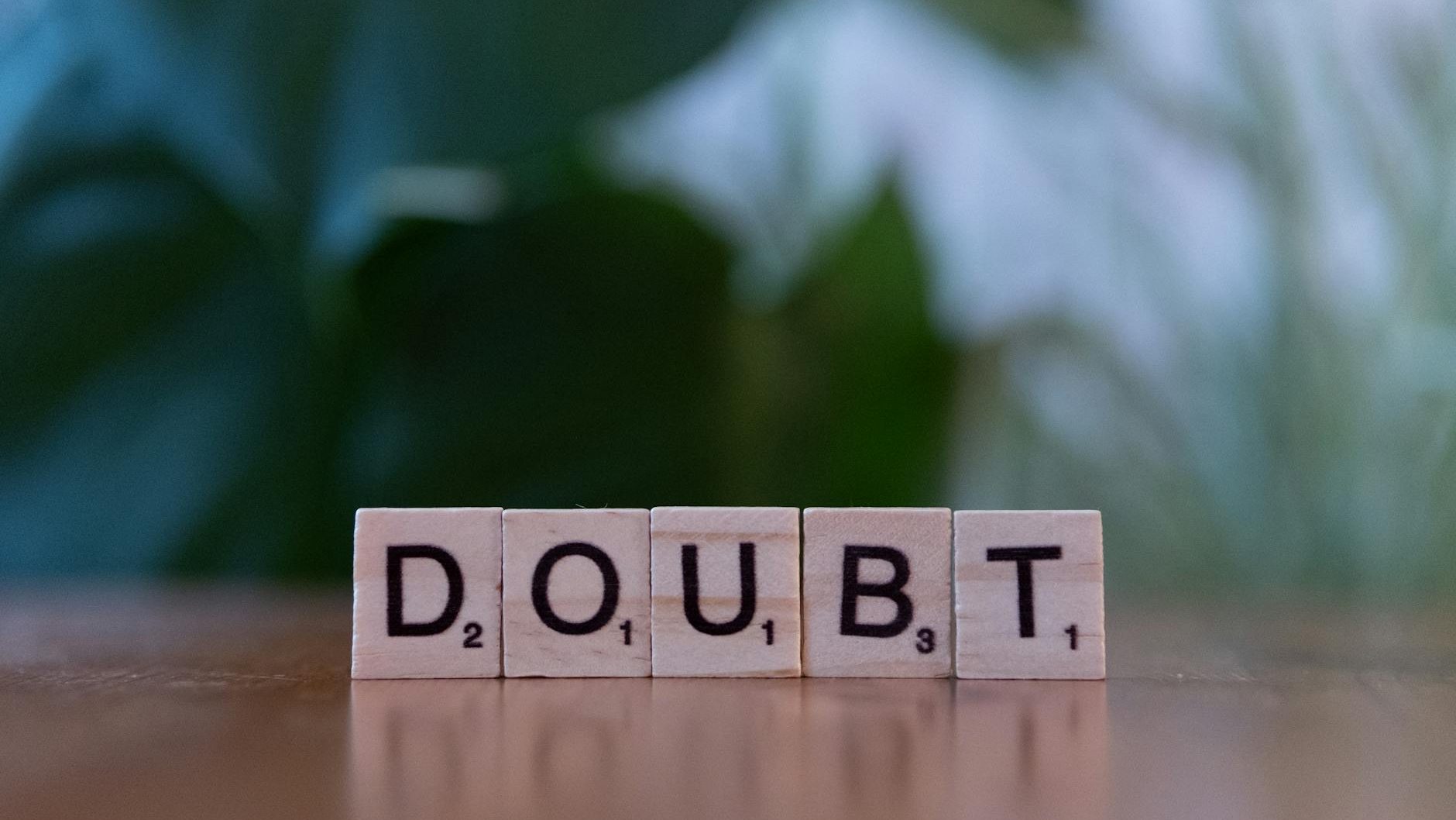 La palabra Doubt en piezas de Scrabble. 